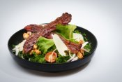 Ceasar salat med kyllingbryst, parmesan og brød