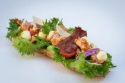 Baguette med kylling, bacon, parmesan og cæsardressing