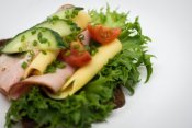Smørbrød med ost og skinke