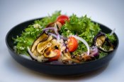 Quinosalat med grillede grønnsaker og hummus dressing