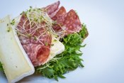 Rundstykke med salami og brie