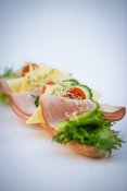 Baguette med ost og skinke