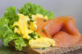Smørbrød med røkelaks og eggerøre