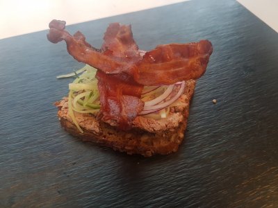 Smørbrød med leverpostei og bacon