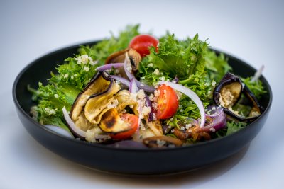 Quinosalat med grillede grønnsaker og hummus dressing
